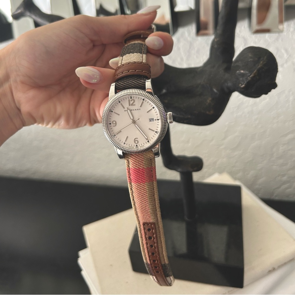 Burberry Classic Watch with Leather Strap. Amazing condition!!